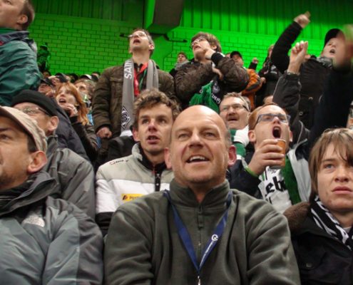 Viele Menschen stehen dicht an dicht. Sie schauen auf etwas. Es sieht aus wie ein Sportfest.