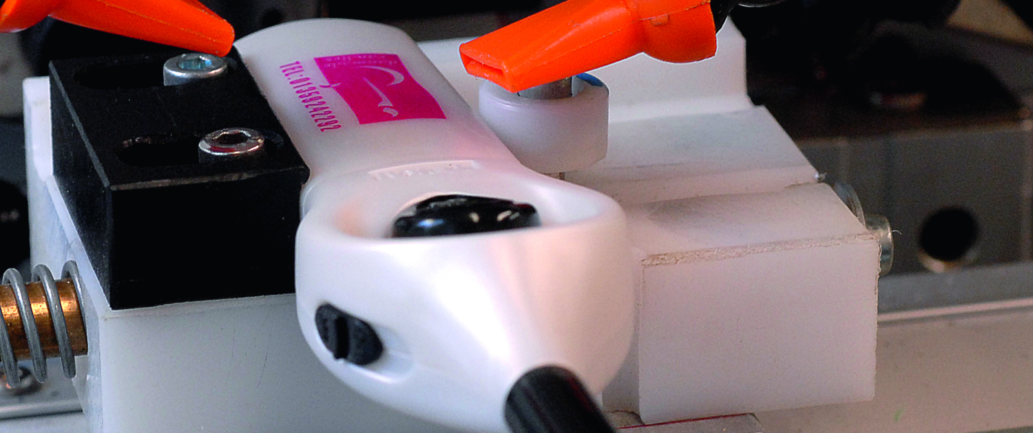 Laborgerät mit orangefarbenen Griffen, das zur präzisen Messung und Analyse in wissenschaftlichen Anwendungen eingesetzt wird.