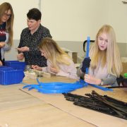 Schüler besuchen die Werkstätten