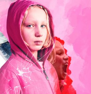 Ein Mädchen mit roter Jacke und blonden Haaren. Im Hintergrund ein Gesicht.