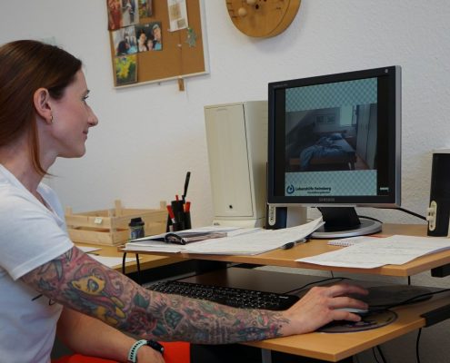 Yana Schmitz produziert Hörbücher als Lernmaterial und lädt regelmäßig Inhalte auf die Lernplattform