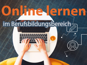 Hände tippen auf einer Tastatur. Im Hintergrund ist ein heller Raum zu sehen.