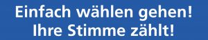 Person steht vor einem Berg. Der Himmel ist blau und sonnig.
