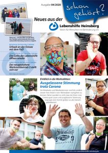 Eine Gruppe Menschen steht draußen. Sie lachen und machen Fotos. Es sieht nach einer fröhlichen Stimmung aus.