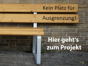 Holzbank mit weißen Füßen vor einer Mauer.