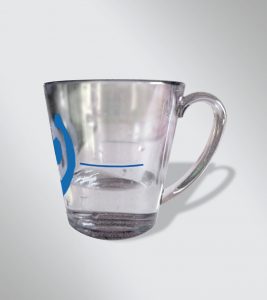 Ein Glas mit Flüssigkeit steht auf einer Oberfläche.