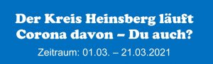 Ein Mann steht vor einer Tür. Er hält eine Schürze an und hält etwas in der Hand.