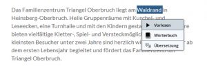 Kinder spielen in einem hellen Raum mit Turngeräten.