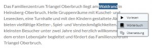 Kinder spielen in einem hellen Raum mit viel Holz. Es gibt einen Spielbereich und einen Bereich für Erwachsene.