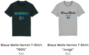 Mann trägt ein blaues T-Shirt.