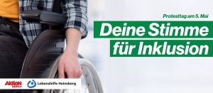 Hand, die eine Tasche hält, mit dem Text "Deine Stadt für Insider" im Hintergrund. Ideal für Reise- und Stadtführer.