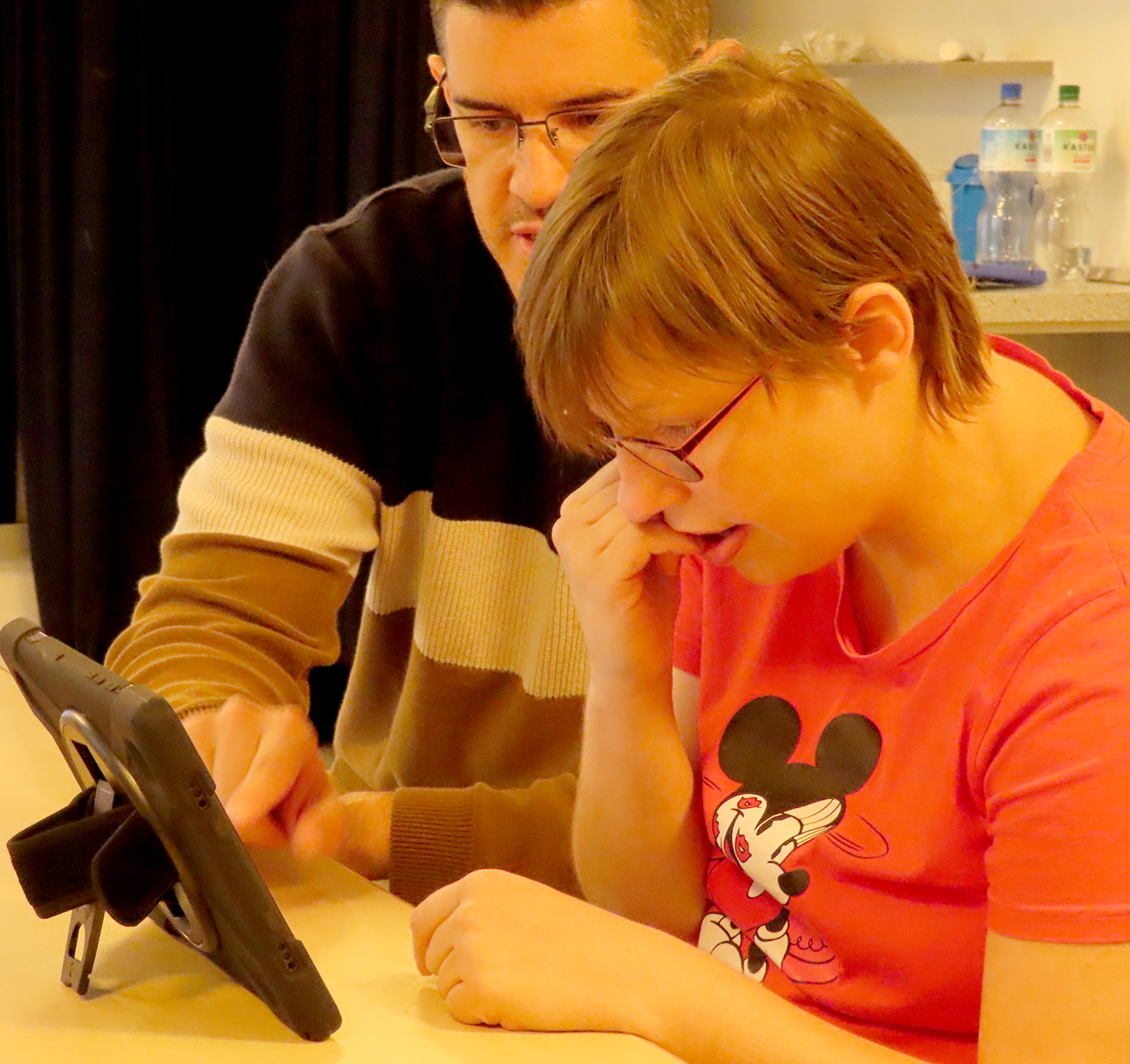 Volkshochschule Heinsberg bietet Tablet- und Internetschulungen in leichter Sprache für Menschen mit Behinderung in der Lebenshilfe Heinsberg an