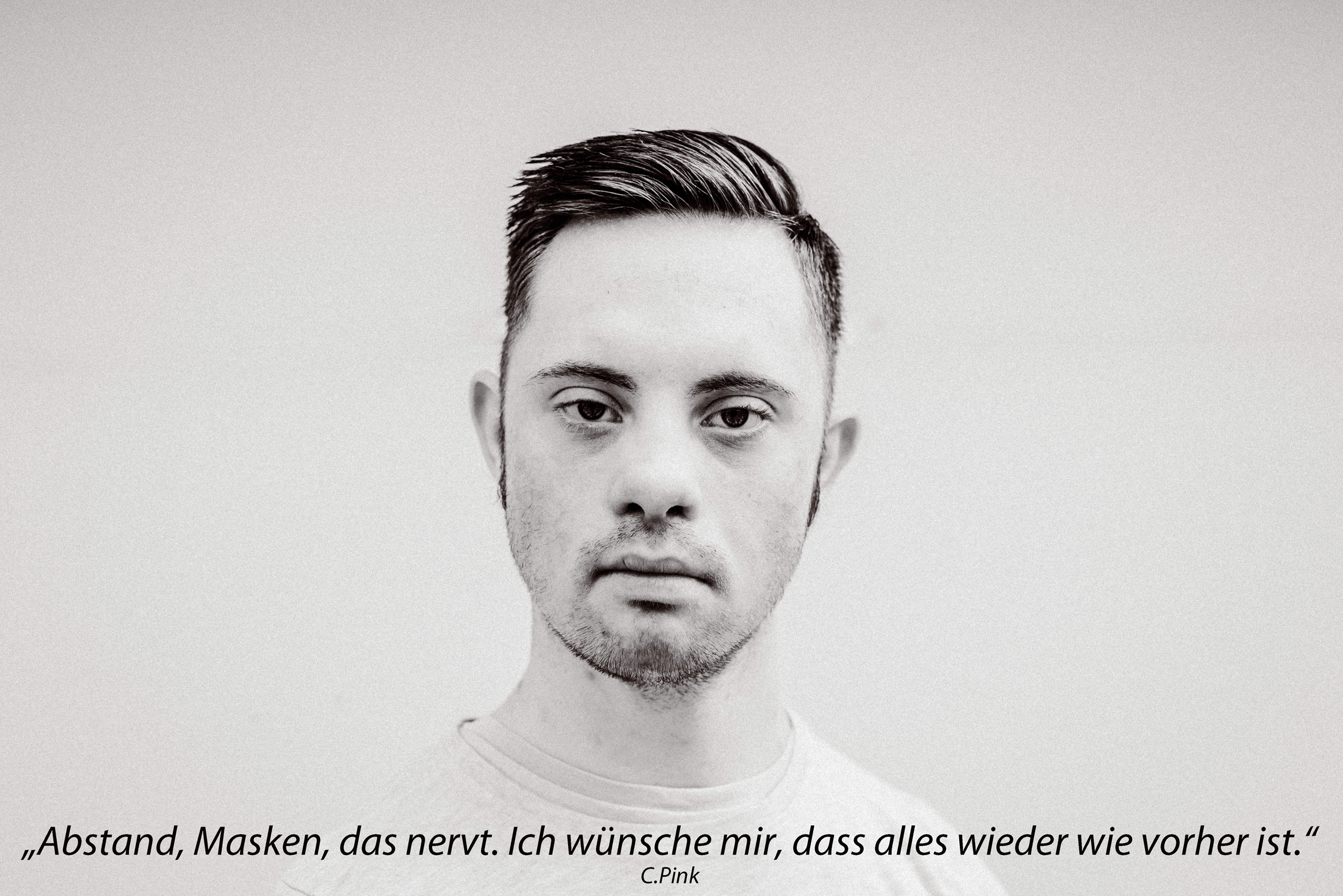 Ein Mann mit kurzen Haaren schaut in die Kamera.