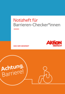 Ein Mann sitzt in einem Rollstuhl. Er schaut nach links.