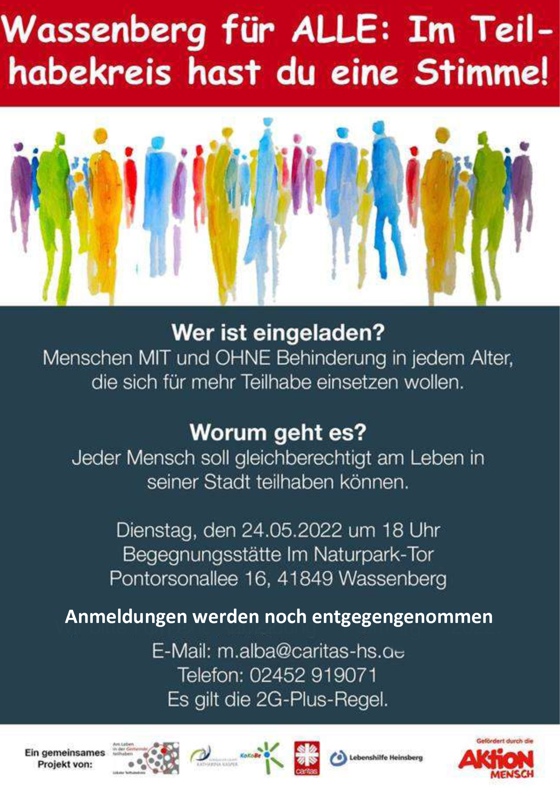 Menschen sitzen draußen auf Bänken. Es ist ein Treffen.