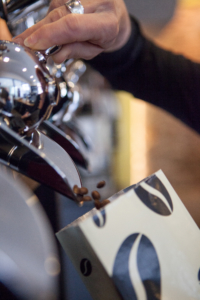 Kaffee wird in einen Beutel gefüllt.