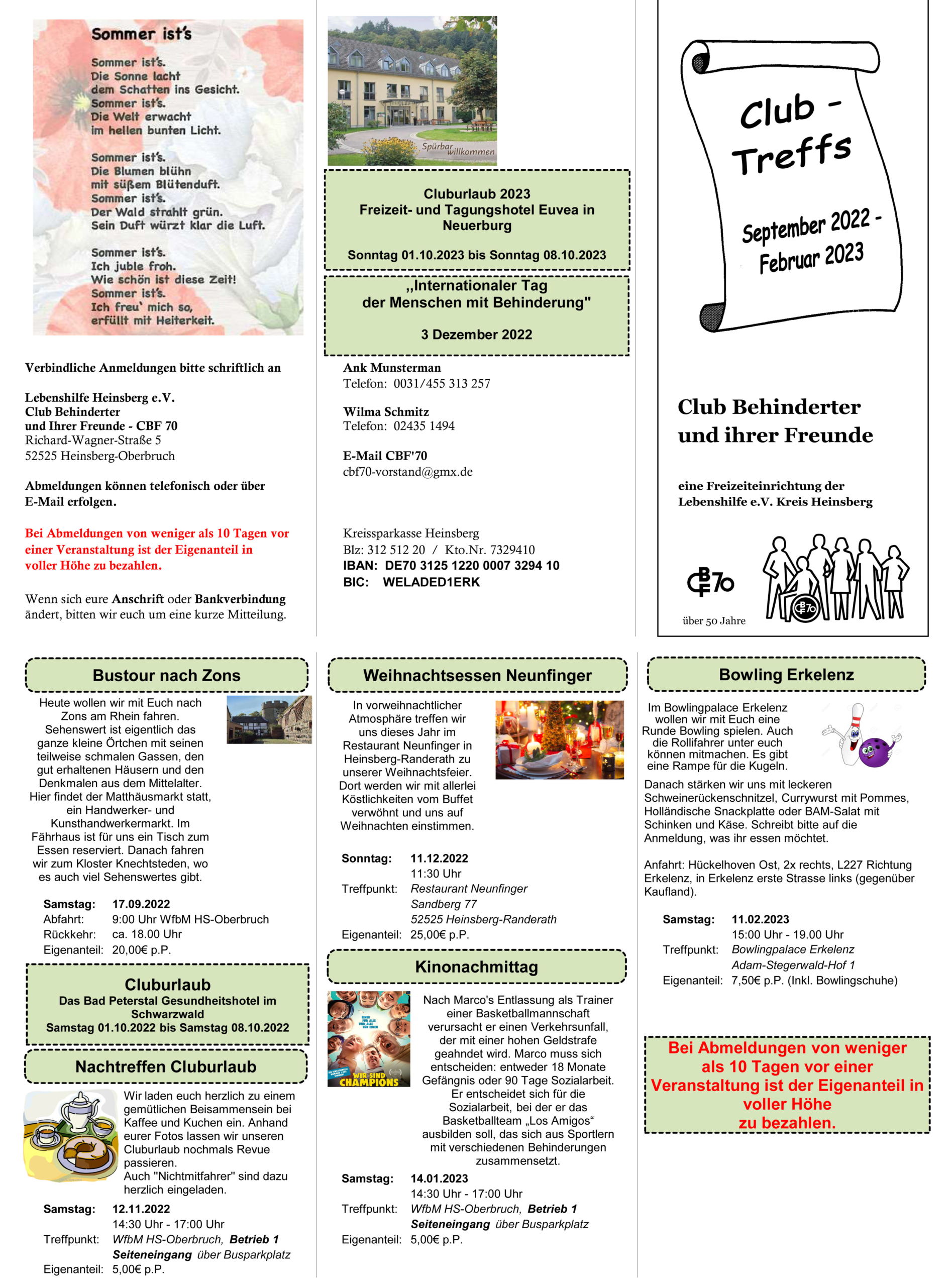 Menschen sitzen an Tischen in einem hellen Raum. Es gibt Pflanzen und Blumen. Es sieht nach einem Treffen oder einer Veranstaltung aus.