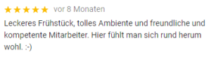 Textausschnitt mit positiver Bewertung über ein Restaurant, das ein tolles Ambiente bietet und in dem man sich wohlfühlt.