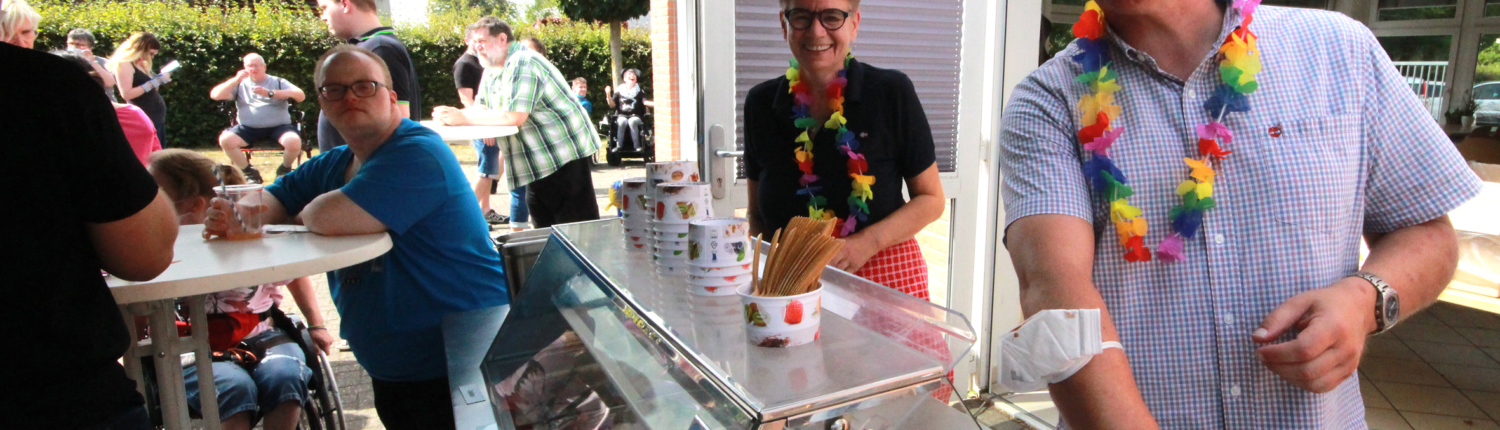 Eisverkauf im Freien mit Kunden, die leckeres Eis genießen. Eine festliche Atmosphäre mit bunten Blumenketten und fröhlichen Gesichtern.
