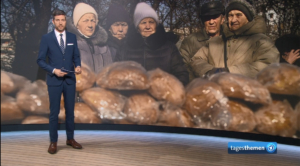 Ein Mann in Anzug steht vor einem verschneiten Wald. Der Hintergrund ist verschwommen und zeigt Bäume mit Schnee.