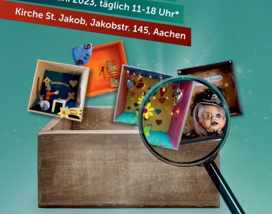 Plakat zur Veranstaltung "Die Entdeckung der Kunstwerke" vom 18. bis 20. Februar 2023 in Berlin. Das Bild zeigt einen Karton mit verschiedenen Kunstwerken und einer Lupe, um die Details hervorzuheben.