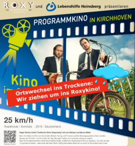 Plakat für ein Kino-Event mit dem Titel "Programmierung im Kino", das zwei Männer zeigt, die auf einem Fahrrad sitzen. Die Grafik enthält Filmstreifen-Elemente und Informationen zur Veranstaltung, einschließlich Datum und Uhrzeit.