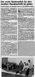 Schwarz-weiß Bild eines Textdokuments mit zwei Spalten, das Informationen zu einem historischen Thema enthält. Die linke Spalte beschreibt verschiedene Aspekte, während die rechte Spalte leer bleibt. Ideal für Forschung und Bildung.