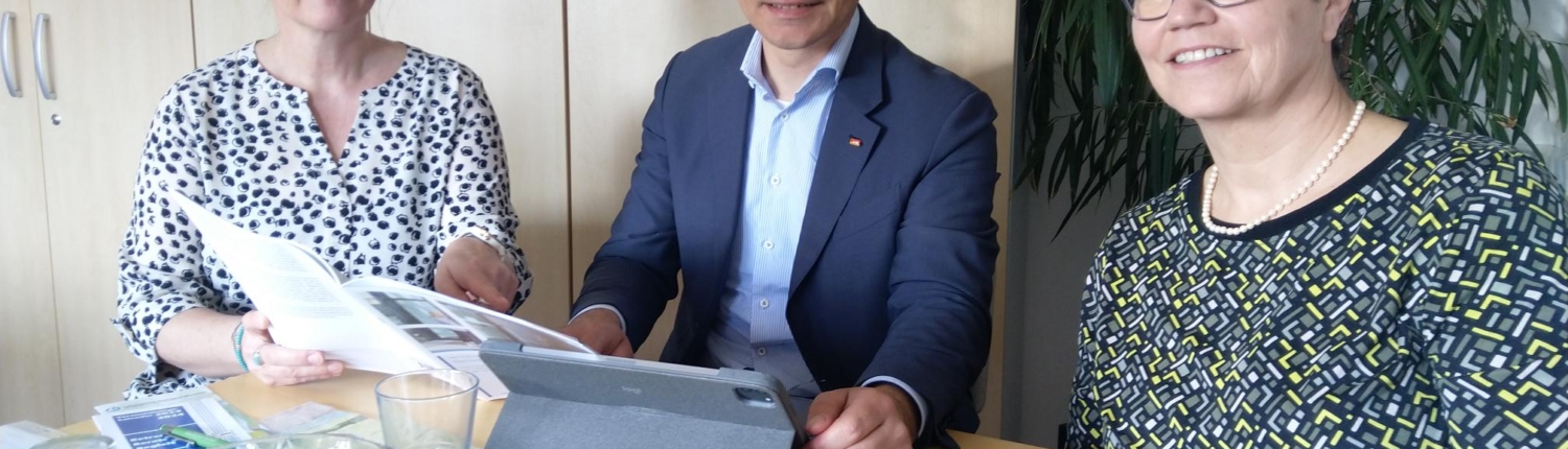 Anke Gebler-Bock (li.) und Andrea Schwarz geben Wilfried Oellers MdB Einblicke in die Arbeit des Lebenshilfe Betreuungsvereins