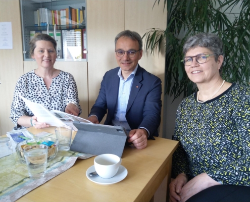 Anke Gebler-Bock (li.) und Andrea Schwarz geben Wilfried Oellers MdB Einblicke in die Arbeit des Lebenshilfe Betreuungsvereins