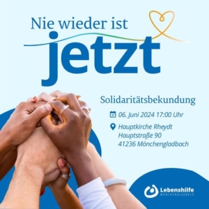 Hände, die sich in einem unterstützenden Moment berühren, mit dem Text "Nie wieder ist jetzt" und Informationen zur Selbsthilfeberatung auf einem blauen Hintergrund.