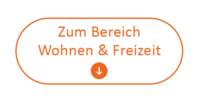 Button mit der Aufschrift "Zum Bereich Wohnen & Freizeit" und einem nach unten zeigenden Pfeil, der auf weitere Informationen hinweist.