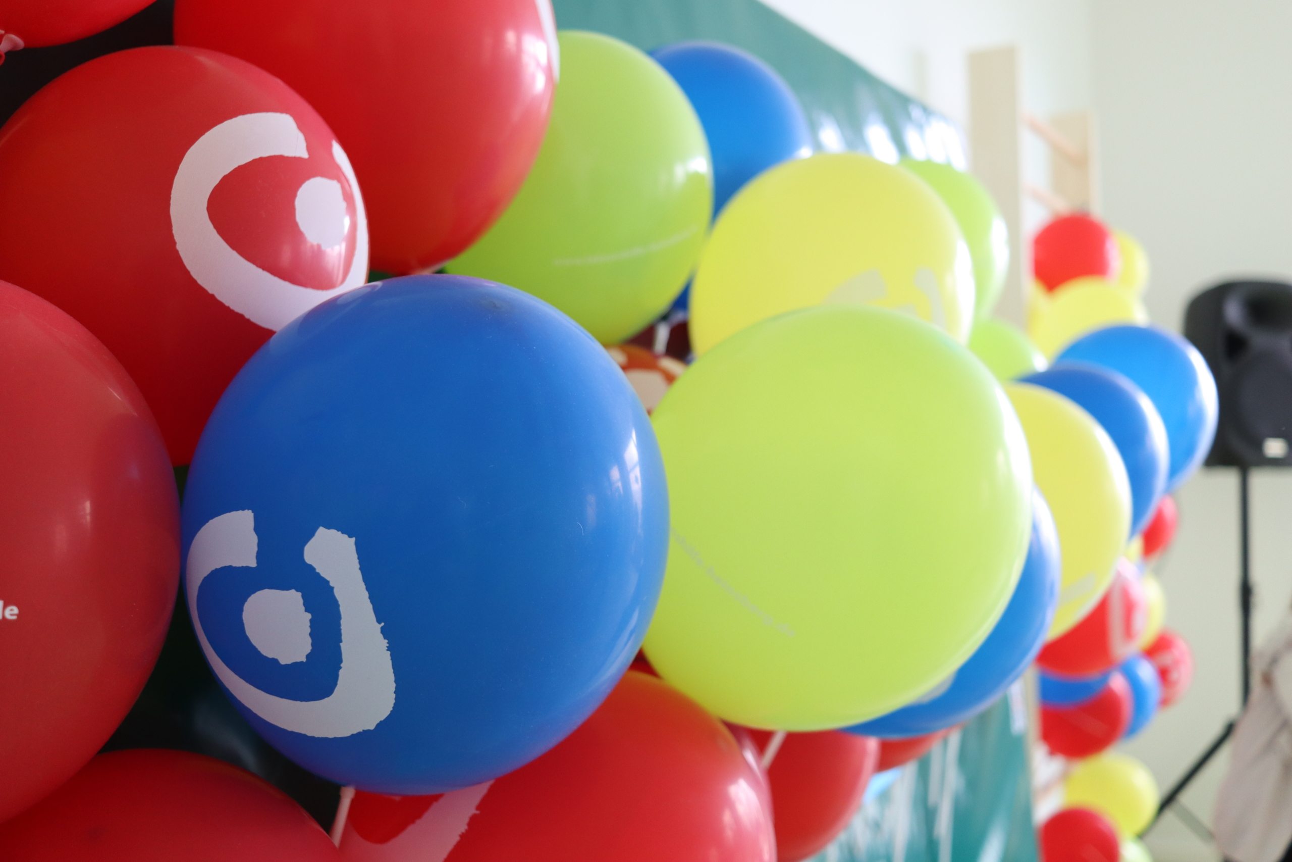 Viele bunte Luftballons in verschiedenen Farben.