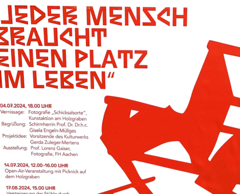 2024-07-14_Jeder braucht einen Platz im Leben Party (76) Ein weißes Schild mit schwarzem Text. Der Text ist schwer lesbar und enthält Informationen zu einer Veranstaltung.