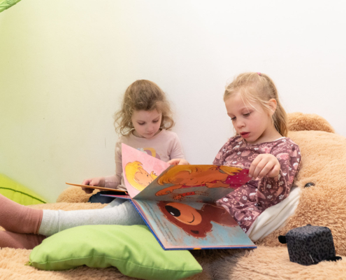 Gemeinsames Durchstöbern von Bilderbüchern