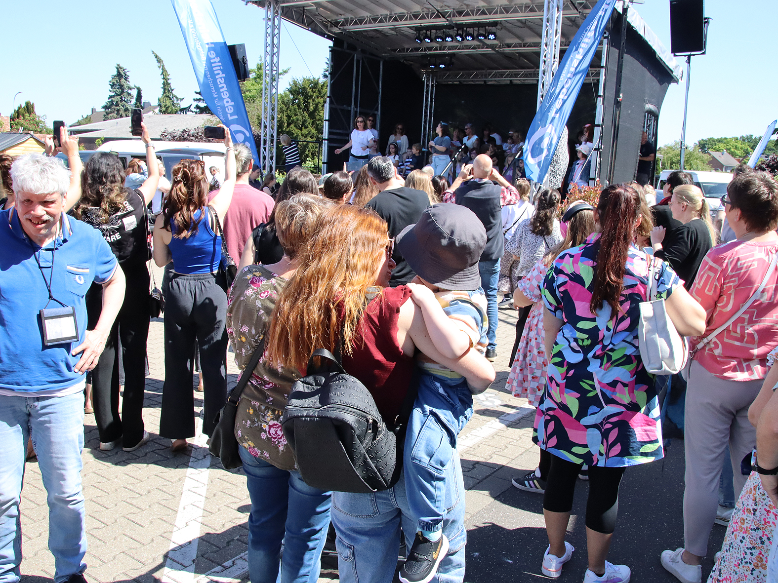 Kreativmarkt 2025, zu sehen sind viele Menschen vor der Bühne auf dem großen Platz