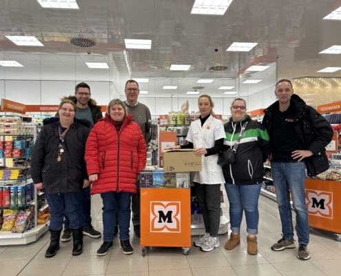 Mitarbeiter der Werkstätten besuchen einen Drogeriemarkt