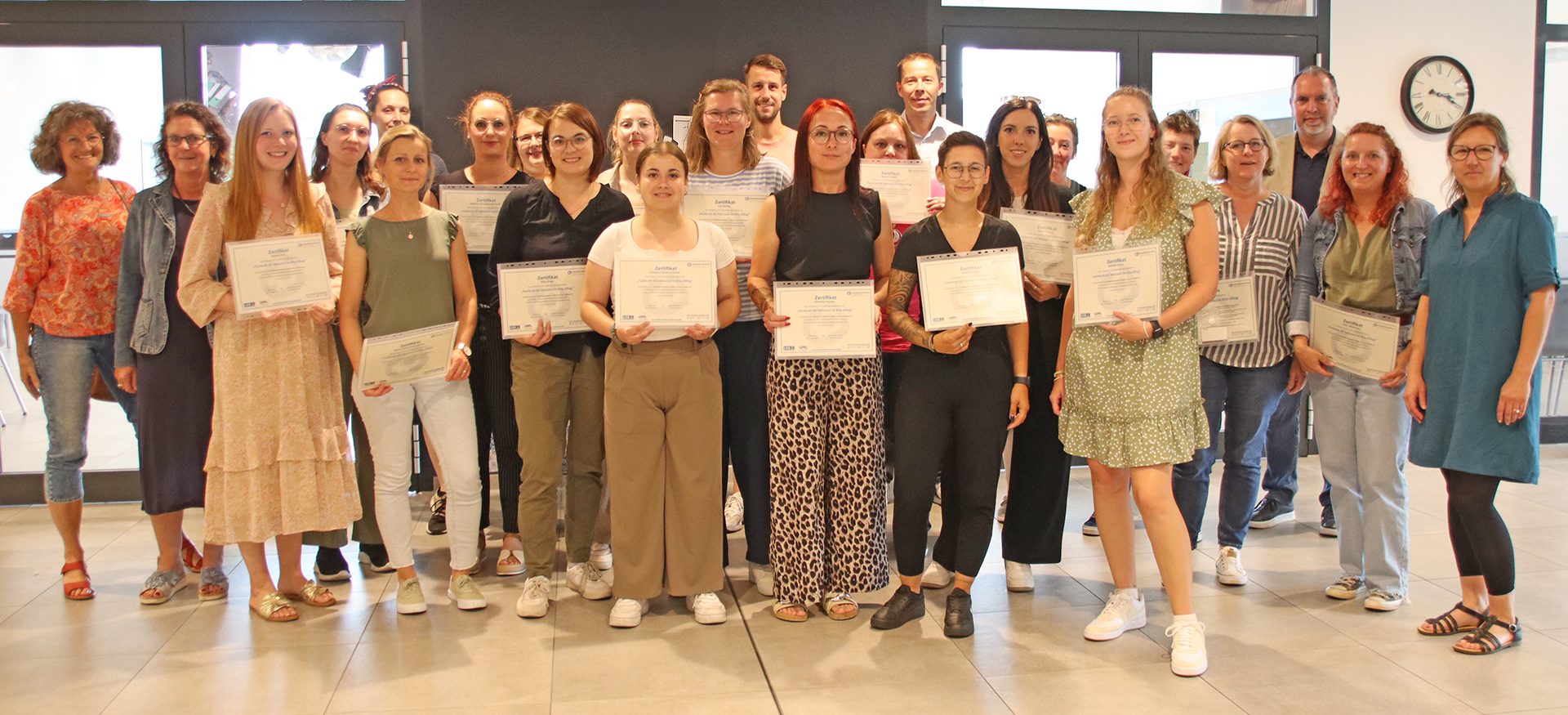 Gruppenfoto der Fachkräfte, die die Ausbildung zur Fachkraft Inklusion absolviert haben