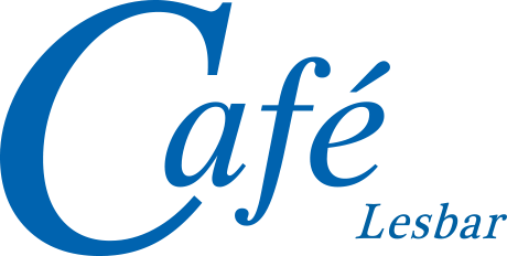 Café Lesbar Logo in blauer Schrift, das ein einladendes Ambiente für Kaffeeliebhaber schafft.
