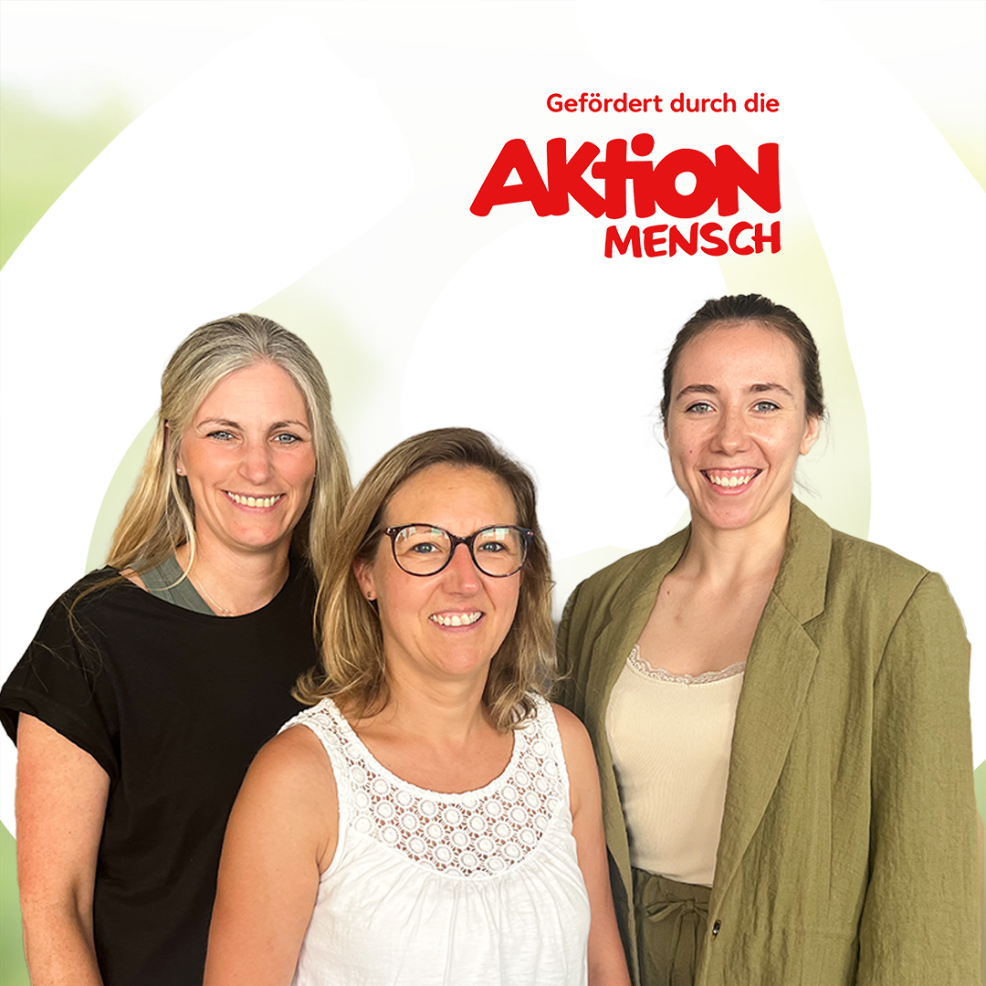 2025_Sport_Team-new Gruppenbild von Daniela Alves, Sonja Krumscheid und Stella Peschel. Im Hintergrund zieht man das Logo der Aktion Mensch.