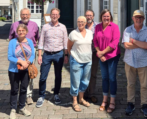 Gäste aus Breteuil und Guido Rothkopf stehen in Heinsberg vor dem Samocca