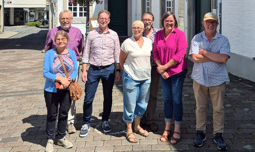 Gäste aus Breteuil und Guido Rothkopf stehen in Heinsberg vor dem Samocca