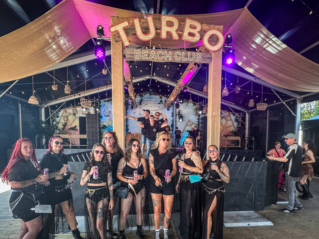 Fans feiern die DJ Crew