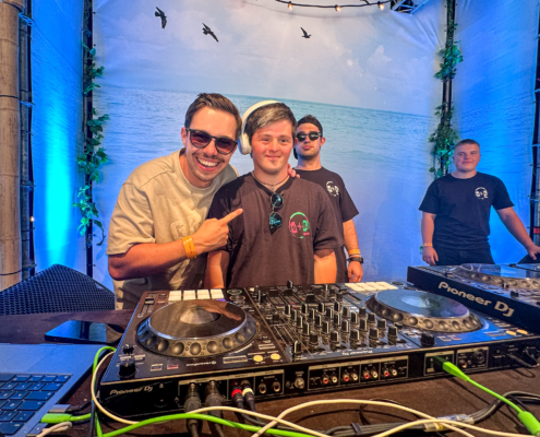 DJ Fuller und Team legen auf