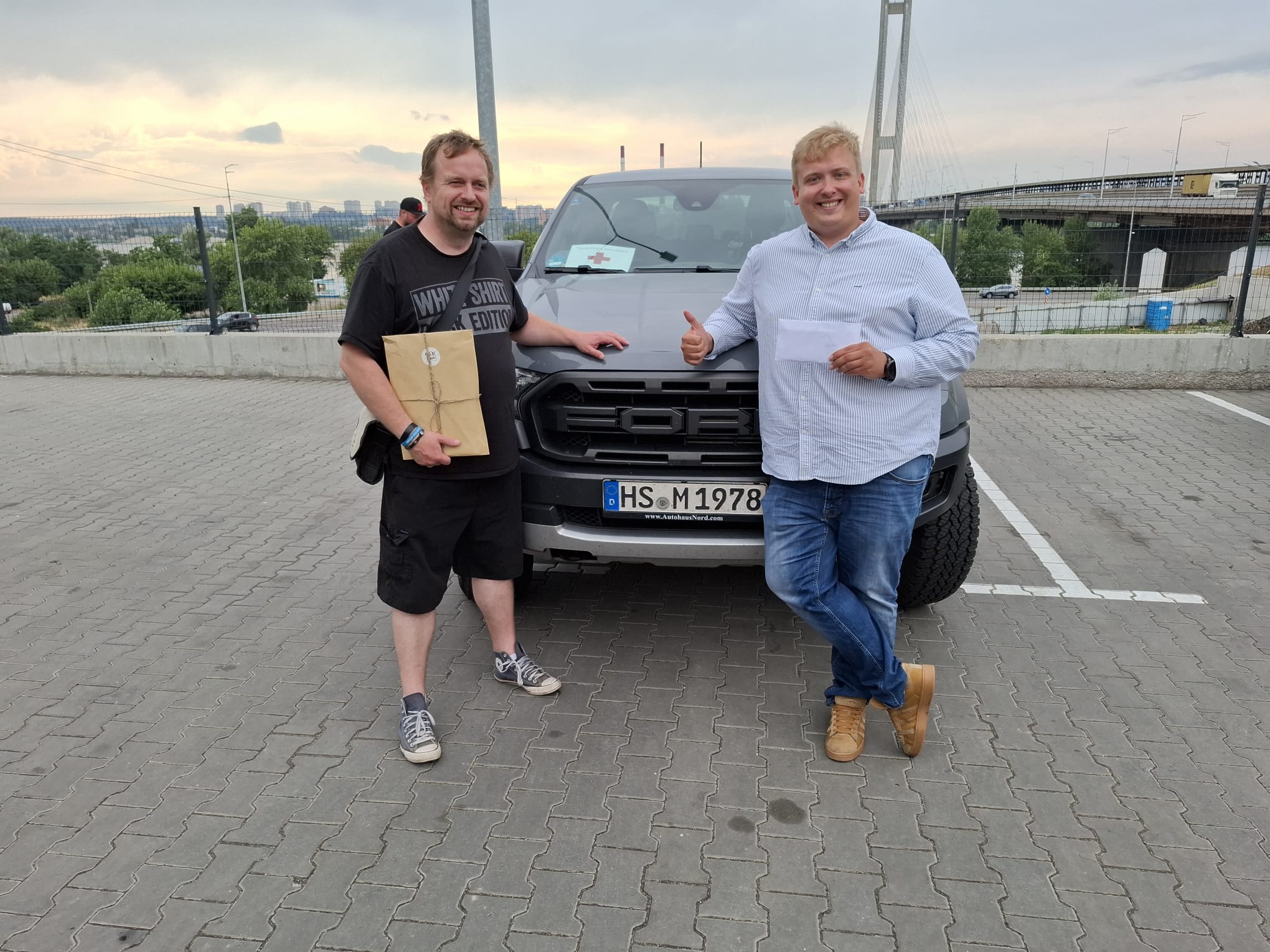 Spendenübergabe von Michael Dohen und an Vladyslav Malashchenko, Leiter des inklusiven Bäckereiprojektes Good Bread from G ood People