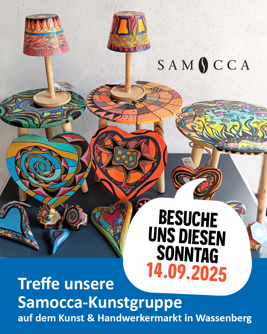 Bunte, gemusterte Hüte stehen auf Tischen. Sie haben verschiedene Formen und Farben. Es sieht aus wie auf einem Markt.