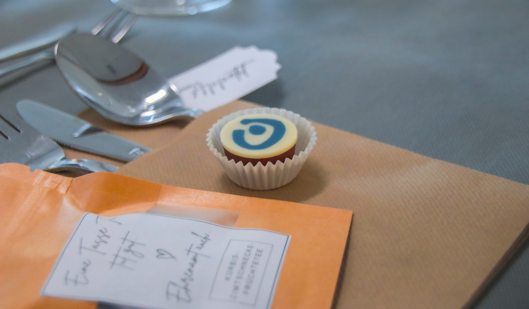 Ein Cupcake in einem Papierförmchen liegt auf einem Tisch.