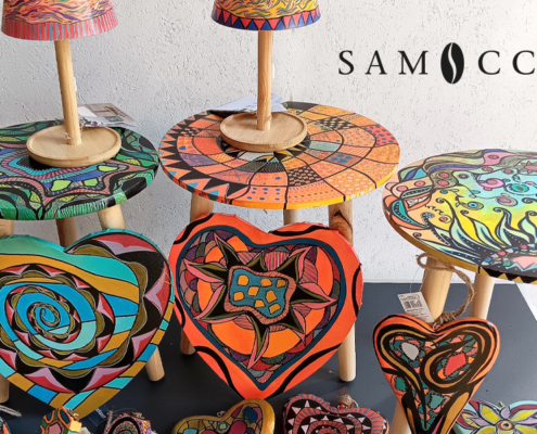 Bunte Hocker stehen aufrecht. Die Hocker haben bunte Muster.