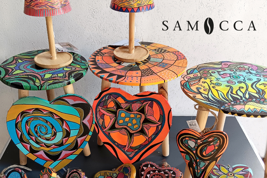 Bunte Hocker stehen aufrecht. Die Hocker haben bunte Muster.