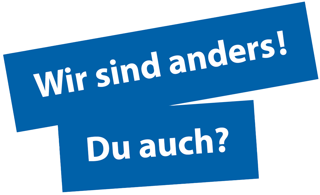 Ein roter Ball liegt auf grünem Gras.