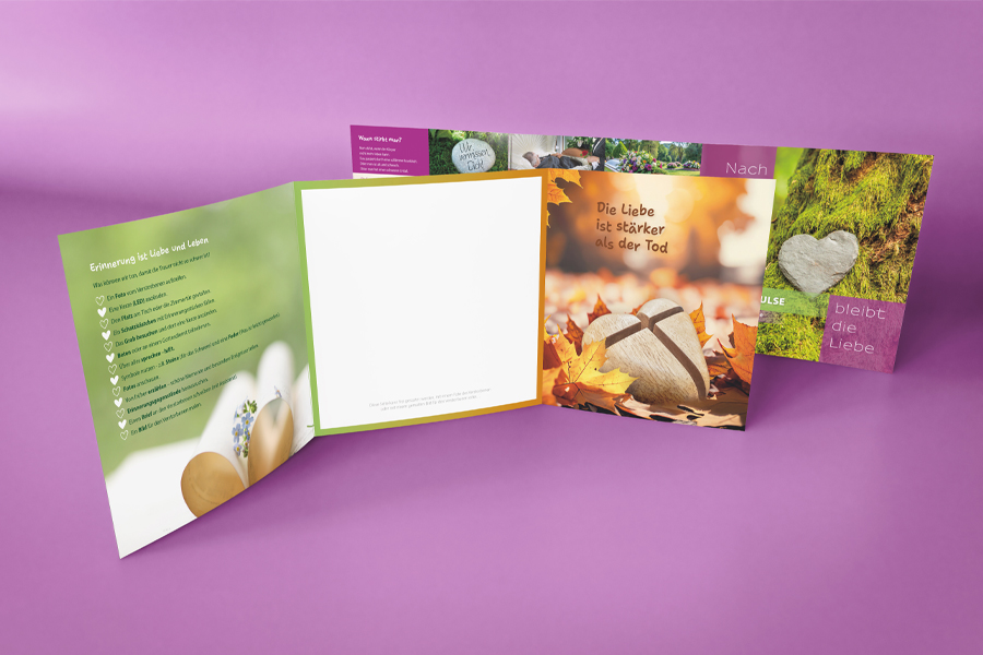 Zwei Hände halten einen Stein. Der Hintergrund ist grün mit Pflanzen.